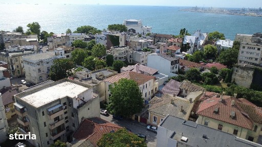 Una dintre putinele cladiri individuale cu curte proprie din Peninsula