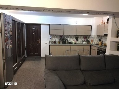 Proprietar inchiriez apartament 4 camere decomandat