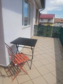 Persona fizică închiriez apartament 2 cam. Ştrand, etaj 4 5 cu lift, terasă generoasă, contract ANAF