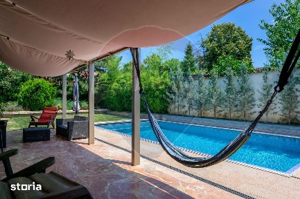 Vilă de arhitectură cu piscină, garaje și teren de 800 mp