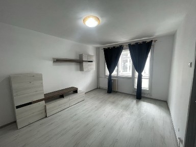 Inchiriez apartament, 2 camere decomandat, vis a vis de statia de metrou Pacii