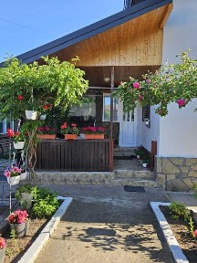Casă renovată pe exterior, cu curte și grădină - Câmpia Turzii