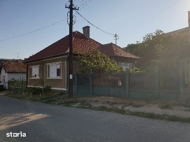 DE VÂNZARE CASĂ FAMILIALĂ - ÎN CENTRUL ORAȘULUI TĂȘNAD