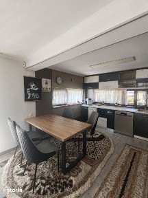 Casa cu piscina, terasa acoperita, garaj si parcare 3 masini - Valea