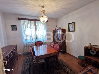 Casa cu 2 camere decomandate 335 mp teren in zona Parcul Tineretului
