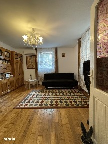 Casă cu 3 camere, baie, 2 bucătării și garaj