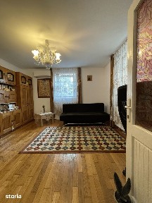 Casă cu 3 camere, baie, 2 bucătării și garaj