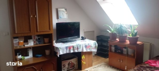 Închiriez camera la o femeie pe termen lung