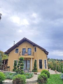 Casa cu vedere Panoramică în Făget, Peisaj de Vis și Confort Complet