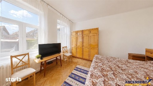 Corp de casa cu 2 imobile, intrari separate, pod si beci generos, Cent