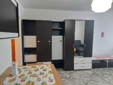 Garsoniera spatioasa, pozitie buna, zona Astra