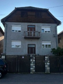 Casă solidă Demisol+P+E | Ideală Locuință sau Cabinet Medical (Zonă Spital Municipal Reghin)