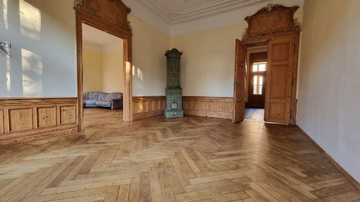 Vând apartament deosebit,istoric, vis-a -vis de primărie