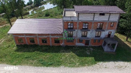 Pensiune de Vânzare cu Priveliște Panoramică către Râul Olt