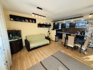 Apartament 3 camere, parter inalt cu acces la curte amenajata, parcare str.Tineretului