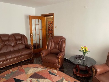 Închiriez apartament cu 4 camere,etaj 1, cu 2 balcoane, complet utilat (centrală termică,aer condiționat, cuptor electric)