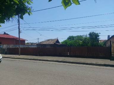 Vând teren cu casa veche