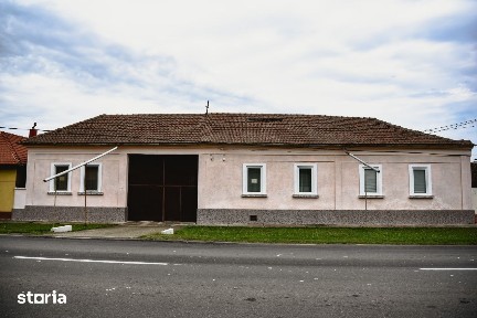 Vând casă 12 camere centrul comunei Pischia.