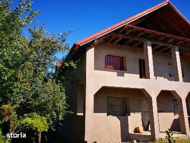 Vând proprietate în Mircești, Iași - Casă la gri, interior la roșu