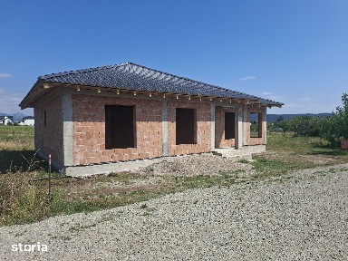 Casa la rosu pe un nivel