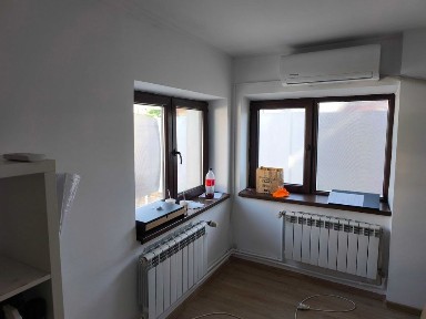 Casa locuibila imediat, centrala gaz, teren si curte proprie - zona buna - birou