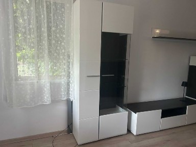 Oferim spre inchiriere casa mobilata 2 camere,baie,bucatarie,centrala proprie,AC,foisor,loc parcare,500 m Rond Pacurari Iasi-pret 650eur/luna