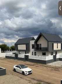 Casa cu 2 nivele, lângă școală, peny și farmacie. La doar 15 min de Brașov cu ieșire la autostrada.