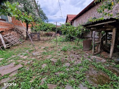 Clocotici Lot de Casa cu amprenta, apa, curent, teren 576 Mp.