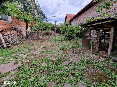 Clocotici Lot de Casa cu amprenta, apa, curent, teren 576 Mp.