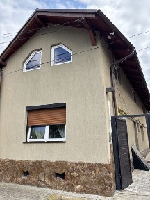 Apartament la casa cu curte