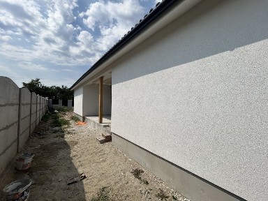 Casă individuală Lazuri - 144 mp utili (121 mp casă + 1/2 terase), curte pregătită de pavaj, teren 6.76 ari
