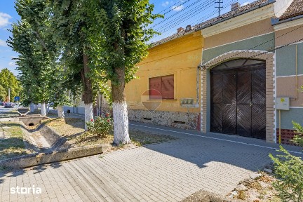 Apartament spațios la casă, 234 mp utili, ultracentral în Pecica