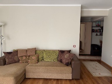 Vindem apartament cu trei camere situat pe strada Somesului, zona cu stadionul Floresti