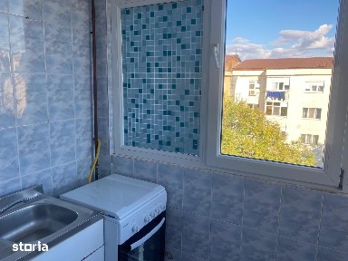 Apartament de închiriat, etaj 4/4, preț 400 euro