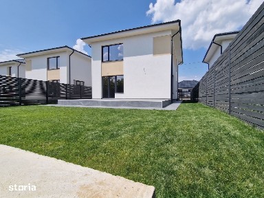 Casă 4 camere, 3 dormitoare, curte 330 mp, utilități complete