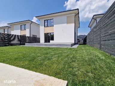 Casă 4 camere, 3 dormitoare, curte 330 mp, utilități complete