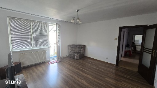 Vand apartament cu 4 camere zona centrala