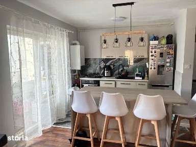 Apartament 3 camere de vanzare,zona Florilor