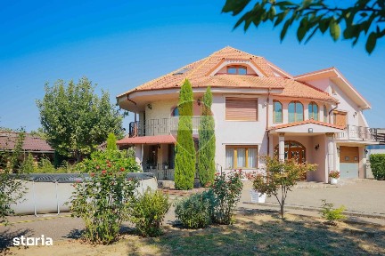 Vilă impunătoare și curte amplă cu parcare pentru mai multe mașini