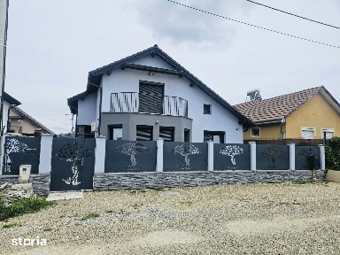 Casă Modernă cu Sistem Fotovoltaic - Rontău