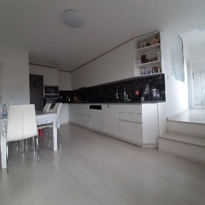 Vand casa cu demisol, parter, mansarda in Dambul Rotund