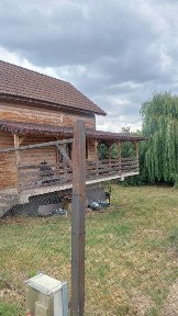 Vând casa la 3 KM distanta Oradea din bârne lemn cu demisol beton