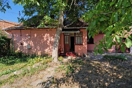 2 case, încălzire cu gaz, garaj, pivniță din piatră pe sol