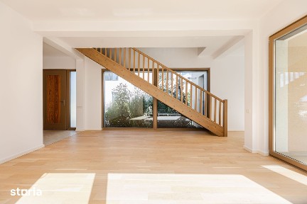 Casa Modernă cu Spații Vitrate Generoase