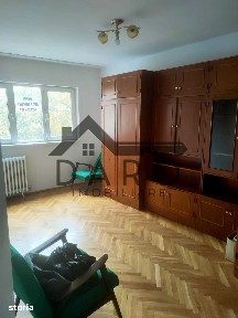 Vand apartament 3 camere in Dambu, etaj intermediar