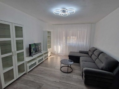 Persoana fizica inchiriez pe termen lung (minim 1 an) ap 3 camere decomandat in Arad, in zona Pta Garii situat la et 3/10 (lift)