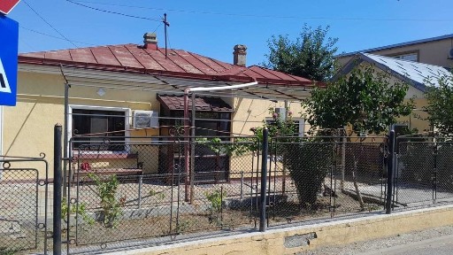 Vând casă bătrânească cu curte in BOTOSANI