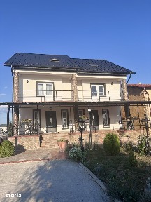 Casă tip duplex de vânzare
