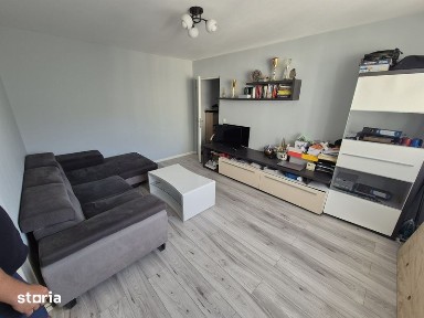 Vand apartament et 3,zona independentei,scara luminata si curata