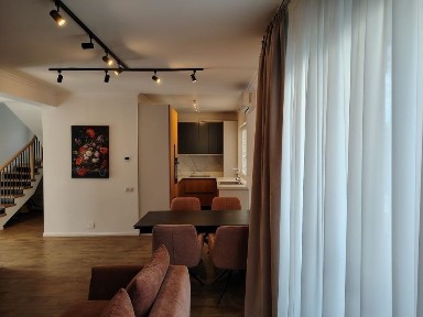 Închiriez duplex Floresti